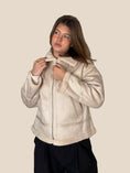 Bild in Galerie laden, BEAR Kunstleder-Fell Jacke beige