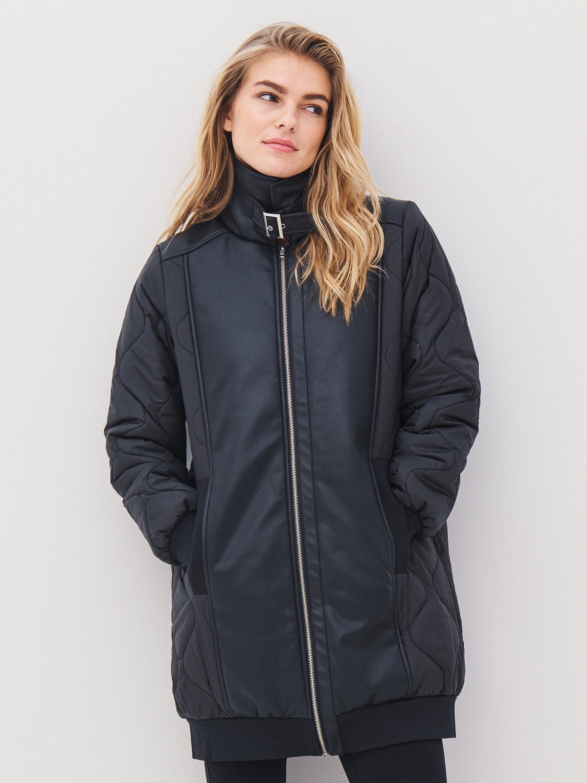 ARISA Steppmantel mit Kunstlederdetails – Schwarz | NÜ Denmark