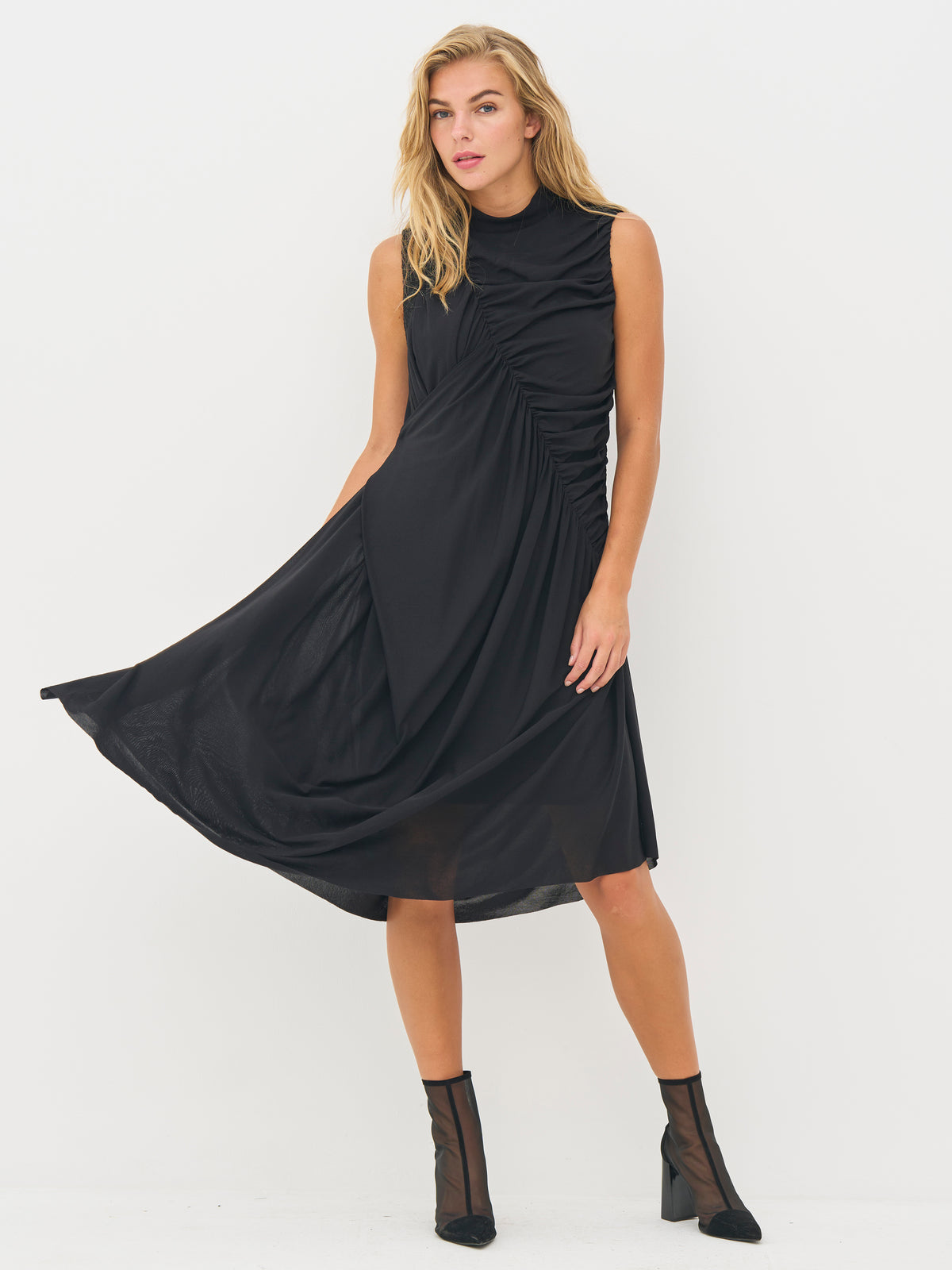 BETH asymmetrisch drapiertes Midikleid – Schwarz | NÜ Denmark