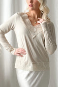 Bild in Galerie laden, Bamboo Lace DIVINE Langarmshirt - beige