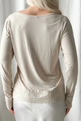 Bild in Galerie laden, Bamboo Lace DIVINE Langarmshirt - beige