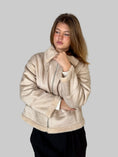 Bild in Galerie laden, BEAR Kunstleder-Fell Jacke beige