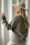 Bild in Galerie laden, FEEL ME - Strickpullover taupe