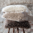 Bild in Galerie laden, Kissenbezug CURLY Lammfelloptik 48 × 48 cm – Sand