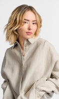 Bild in Galerie laden, Oversize Leinenbluse mit feinem Nadelstreifen