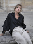 Bild in Galerie laden, Luciee Bluse Eloise – Ramie Bluse mit Blousonärmeln in Schwarz