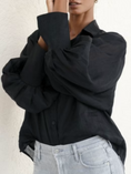 Bild in Galerie laden, Luciee Bluse Eloise – Ramie Bluse mit Blousonärmeln in Schwarz