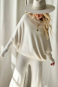 Bild in Galerie laden, LOVE ME NOW asymmetrischer Pulli - off white
