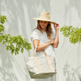 Load image in gallery, Frau mit GIULIA Handtasche Small