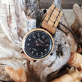 Bild in Galerie laden, Waidzeit Holzuhr Whisky Black mit Holzarmband