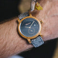 Bild in Galerie laden, Waidzeit Armbanduhr Barrique Alpin mit Lodenarmband