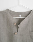 Bild in Galerie laden, JONES Leinenhemd Kragenlos