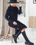 Bild in Galerie laden, schwarzes Maxikleid Strick