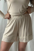 Bild in Galerie laden, Bambus Shorts Damen LACE mit Spitze – Beige | BYPIAS