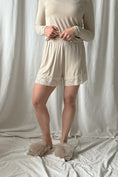 Bild in Galerie laden, Bambus Shorts Damen LACE mit Spitze – Beige | BYPIAS