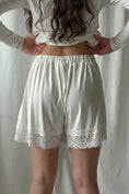 Carica l'immagine nel visualizzatore della galleria, Shorts in pizzo Bamboo neri