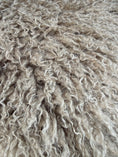 Bild in Galerie laden, Lockige Fellstruktur des CURLY Kissenbezugs in Sand