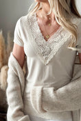 Bild in Galerie laden, Bambus T-Shirt Damen ELODIE mit Spitze – Beige | BYPIAS