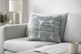 Bild in Galerie laden, Wohnkissen STONE Polyester – Blau / Grau gemustert 45x45 cm