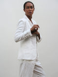 Bild in Galerie laden, Luciee Linen Blazer – Leinenblazer mit Baumwollfutter in Ecru