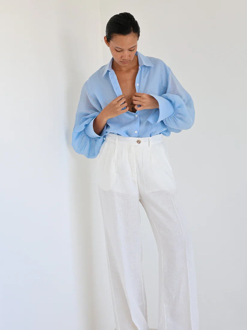Bluse Eloise – Ramie-Bluse mit Blousonärmeln in Babyblau | Luciee