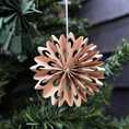 Bild in Galerie laden, Schneeflocke | Papier-Anhänger | Ø 8 cm | caramel