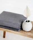 Bild in Galerie laden, Kuscheldecke FINN - BIO-Baumwolle - dunkelgrau