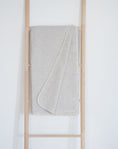Bild in Galerie laden, Kuscheldecke FINN - BIO-Baumwolle - hellgrau