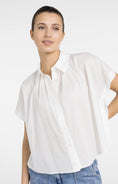 Charger l'image dans la visionneuse de la galerie, Blouse courte sans manches avec boutons décoratifs – Blanc