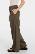 Bild in Galerie laden, YAYA Cargohose mit Bundfalten und weitem Bein L32