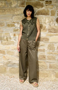 Bild in Galerie laden, YAYA Cargohose mit Bundfalten und weitem Bein L32