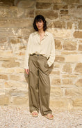 Bild in Galerie laden, YAYA Cargohose mit Bundfalten und weitem Bein L32