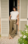 Bild in Galerie laden, YAYA Cargohose mit Bundfalten und weitem Bein L32