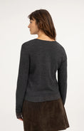 Charger l'image dans la galerie, Feinstrick-Strickjacke mit Knöpfen – Anthrazit
