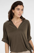 Bild in Galerie laden, YAYA Jersey-Oberteil mit Zierfalten und V-Ausschnitt – Military Green