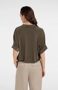 Bild in Galerie laden, YAYA Jersey-Oberteil mit Zierfalten und V-Ausschnitt – Military Green