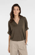 Bild in Galerie laden, YAYA Jersey-Oberteil mit Zierfalten und V-Ausschnitt – Military Green