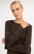 Charger l'image dans la galerie, Langarmshirt mit Spitzenbündchen – Dunkelbraun