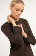 Charger l'image dans la galerie, Langarmshirt mit Spitzenbündchen – Dunkelbraun