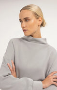 Bild in Galerie laden, Pullover mit drapiertem Kragen – Grau