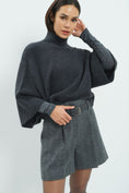 Bild in Galerie laden, Strickpullover mit hohem Kragen – Anthrazit