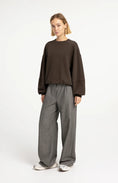 Carica immagine nella galleria, YAYA Oversize Pullover im Washed Look – Braun