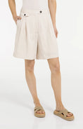 Bild in Galerie laden, Bermudashorts mit Bundfalten – Cloudy Creme White
