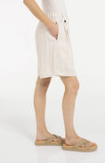 Bild in Galerie laden, Bermudashorts mit Bundfalten – Cloudy Creme White