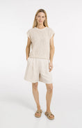 Bild in Galerie laden, Bermudashorts mit Bundfalten – Cloudy Creme White