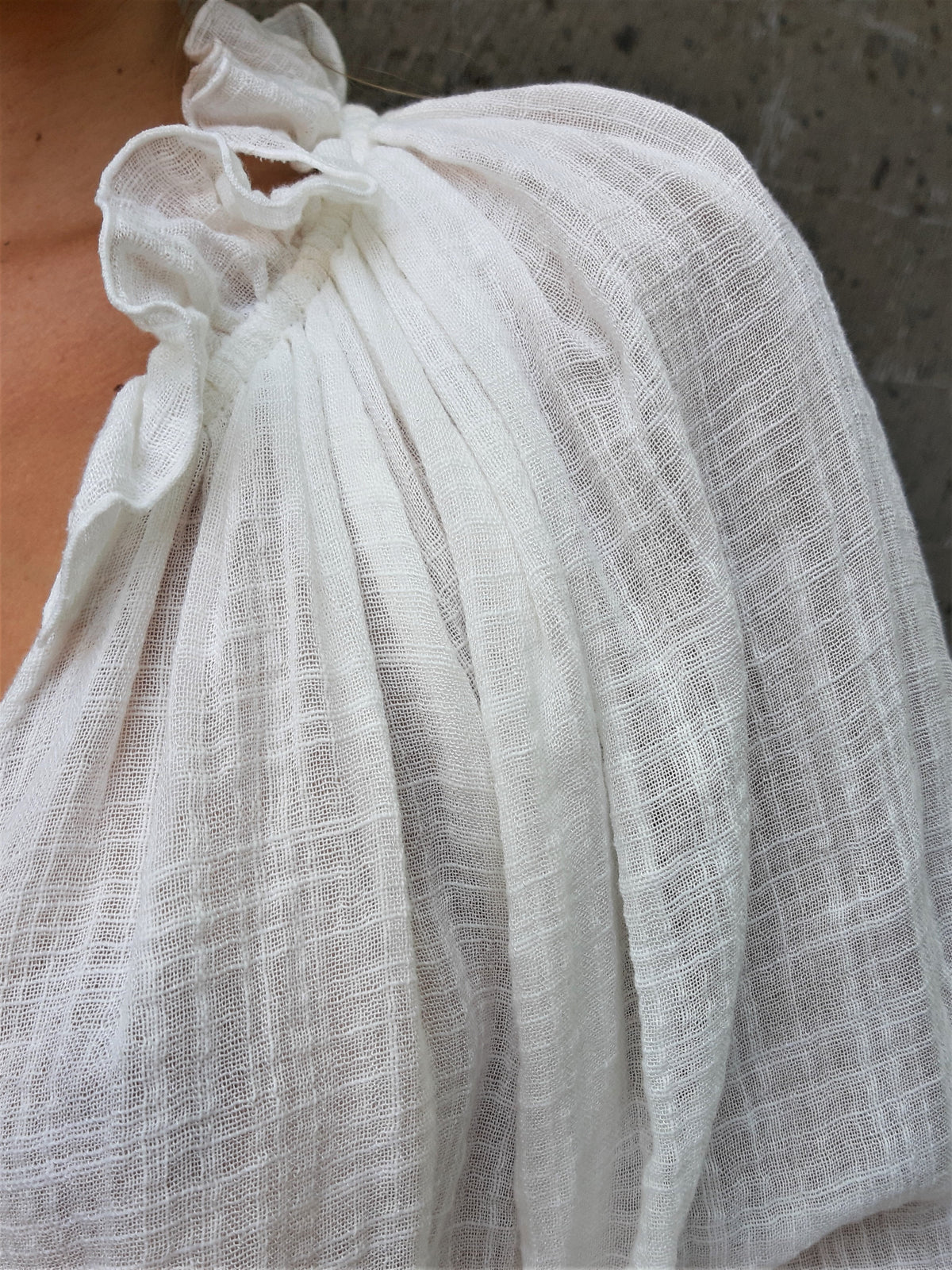 Bluse Daphne – Strukturierte Baumwollbluse mit Rüschenkragen in Ecru | Luciee
