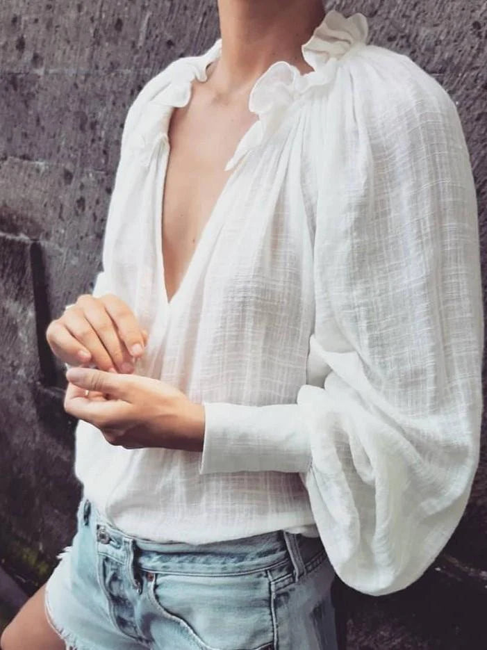 Bluse Daphne – Strukturierte Baumwollbluse mit Rüschenkragen in Ecru | Luciee
