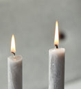 Bild in Galerie laden, Hochwertiges 2er-Set Stabkerzen aus reinem Paraffin - grau