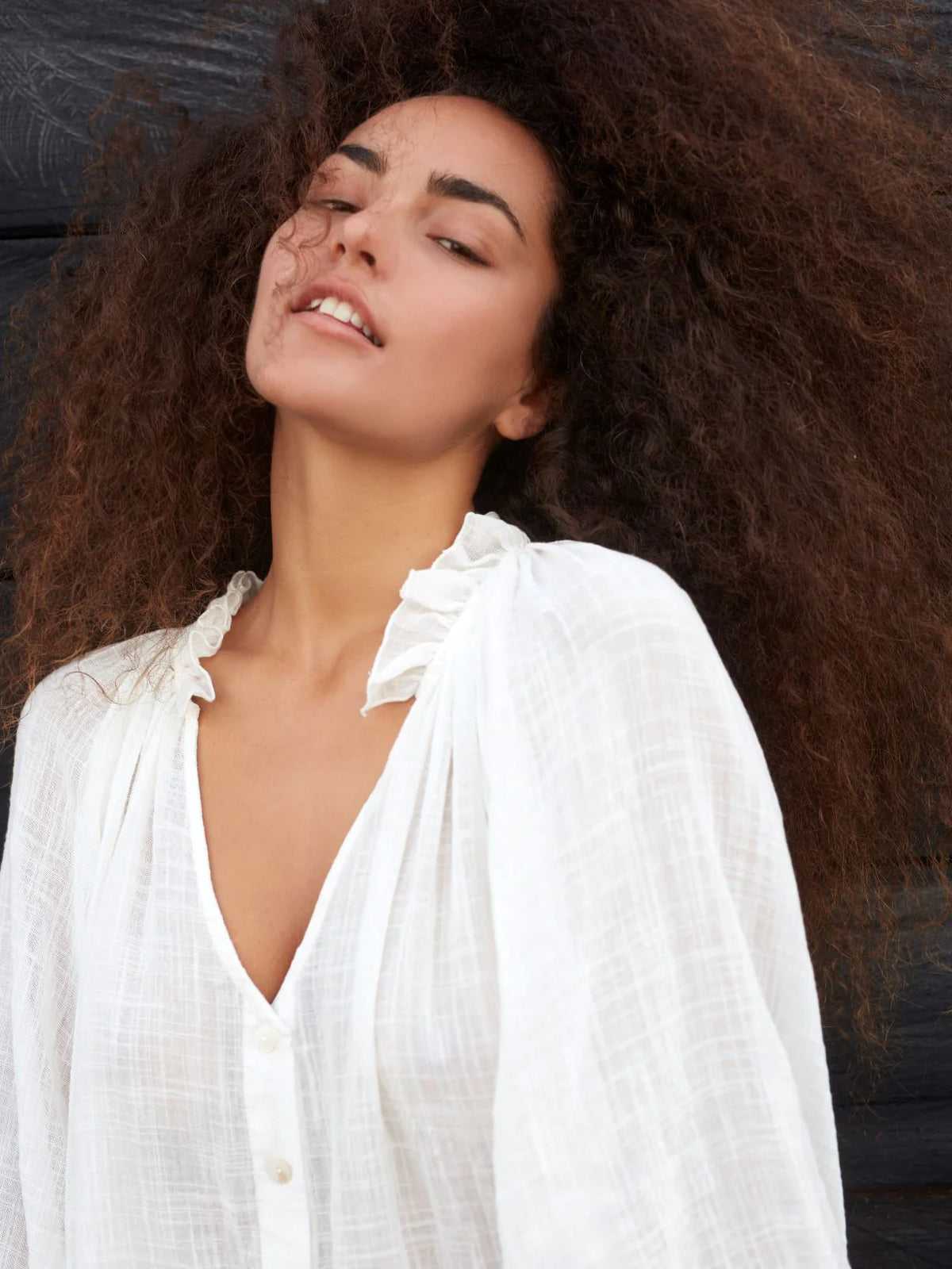 Bluse Daphne – Strukturierte Baumwollbluse mit Rüschenkragen in Ecru | Luciee