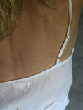 Bild in Galerie laden, Luciee Top Frangipani – Ramie Top mit Spaghettiträgern in Weiß